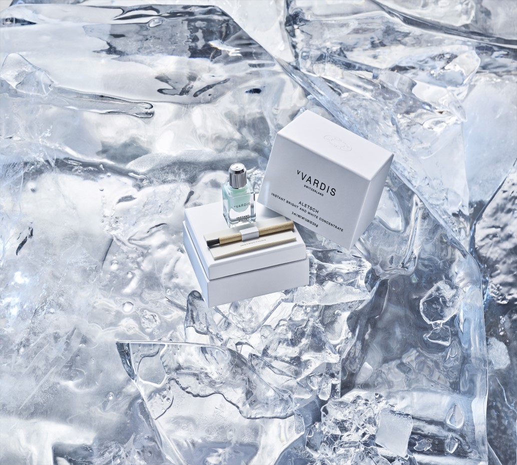 Aletsch Zahnpasta mit ihrer Verpackung auf Eis